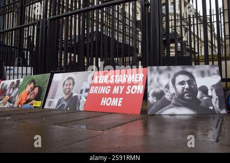 24 gennaio 2025, Londra, Inghilterra, Regno Unito: Laila Soueif, madre di Alaa Abdel Fattah, organizza una protesta fuori Downing Street, chiedendo a Keir Starmer di aiutare con il rilascio di suo figlio. Lo scrittore egiziano-britannico è in detenzione in Egitto dal settembre 2019 con l'accusa di â€œspreading false NewsÂ (immagine di credito: © Vuk Valcic/ZUMA Press Wire) SOLO USO EDITORIALE! Non per USO commerciale! Foto Stock