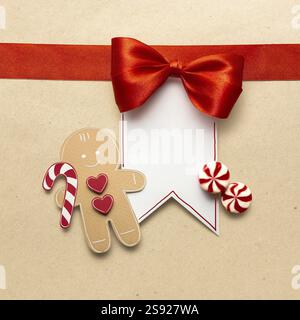 Foto creativa dei dolci natalizi e dell'uomo di pan di zenzero su sfondo marrone Foto Stock