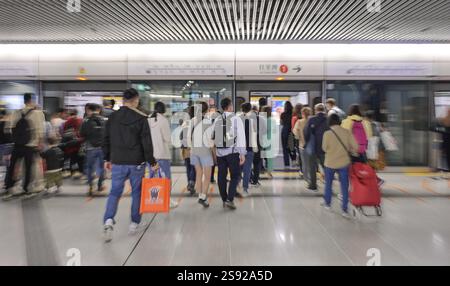 Passeggeri, metropolitana, MTR, metropolitana, piattaforma, stazione della metropolitana, Hong Kong, Repubblica Popolare Cinese, Asia Foto Stock