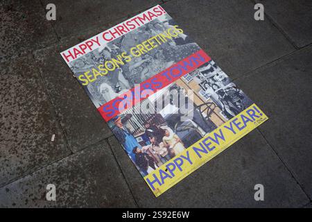 Settimane dopo Natale e Capodanno c'è un manifesto umido della comunità che si attacca a un marciapiede bagnato che mostra le attività a Somers Town, il 23 gennaio 2025, a Londra, Inghilterra. Foto Stock