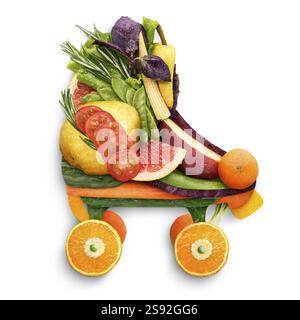 Concetto di mangiare sano di pattini a quattro rulli realizzati con verdura fresca e frutta piena di vitamine, su sfondo bianco Foto Stock