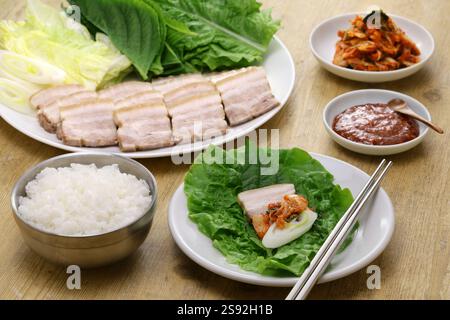 Bossam (pancetta di maiale bollita a fette avvolta con verdure a foglia ), cucina coreana Foto Stock