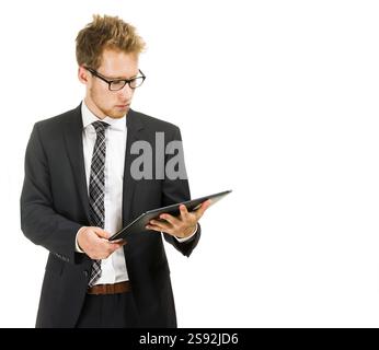 Bel giovane uomo d'affari biondo con un tablet, davanti a sfondo bianco Foto Stock