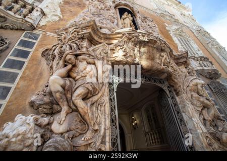 Il Palazzo del Marchese di Dos Aguas, situato a Valencia, in Spagna, è famoso per il suo imponente portale in alabastro scolpito, considerato un albero Foto Stock