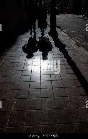 Ombre di due persone che camminano per terra. Foto Stock