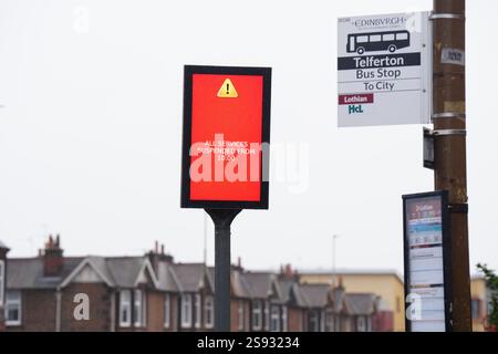Cartello informativo, su Portobello Road, Edimburgo, per informare che i servizi di autobus sono annullati in città. Le scuole sono state chiuse e la gente ha avvertito di non viaggiare venerdì, poiché i venti a 100 km/h rappresentano un pericolo per la vita in alcune parti del Regno Unito mentre la tempesta Eowyn colpisce il paese. Data foto: Venerdì 24 gennaio 2025. Foto Stock