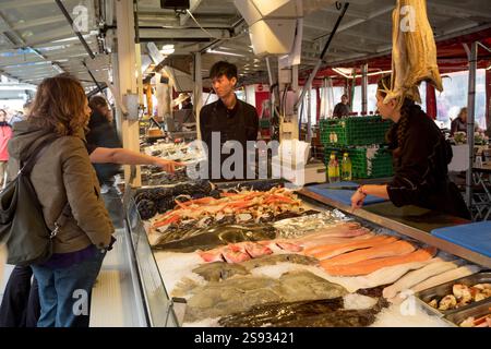 Street Food in vendita nel mercato di Bergen Harbour, Norvegia Foto Stock