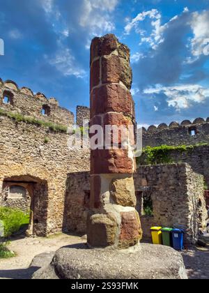 Il castello di Chojnik è un castello situato sopra la città di Sobieszów, oggi parte di Jelenia Góra nel sud-ovest della Polonia. I suoi resti si trovano in cima al Cho Foto Stock
