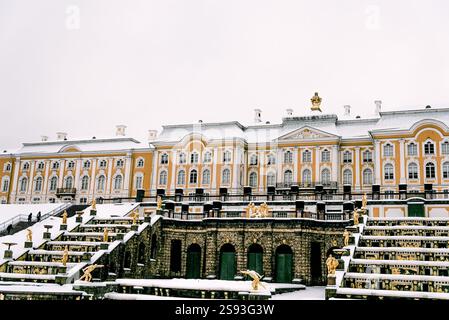 Peterhof, San Pietroburgo, Russia, 18 febbraio 2018, complesso museale con palazzo e fontana a cascata Foto Stock