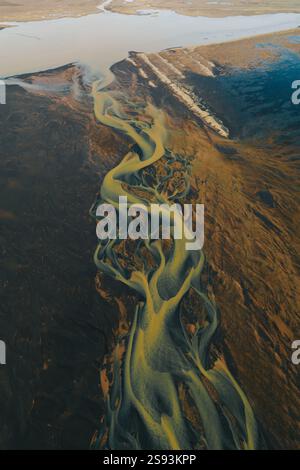 Vista aerea dei fiumi glaciali intrecciati che scorrono attraverso le sabbie vulcaniche dell'Islanda meridionale. Foto Stock