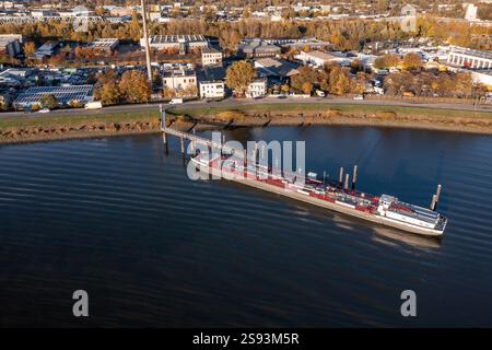 La petroliera interna si trova nella baia di Billwerder ad Amburgo Foto Stock