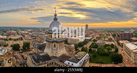 Springfield, Illinois, USA, skyline della città con l'edificio della capitale dello stato. Foto Stock