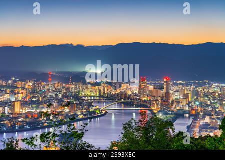 Kochi, Shikoku, skyline della città giapponese al crepuscolo. Foto Stock