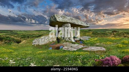 Lanyon Quoit è un dolmen funerario megalitico del periodo neolitico, circa 4000 - 3000 AC, vicino a Morvah sulla penisola di Penwith, Cornovaglia, Inghilterra Foto Stock