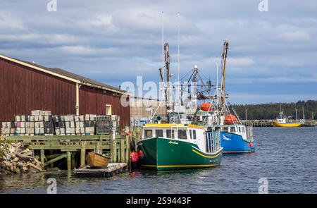 Barche da pesca nel porto della città di pescatori di Lockeport su una penisola nella baia di Allendale nella contea di Shelburne, nuova Scozia, Canada. Foto Stock