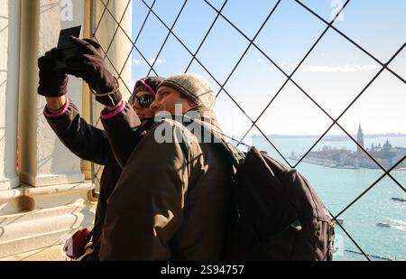 VENEZIA, ITALIA - 16 FEBBRAIO 2015: Una coppia di turisti si sta facendo un selfie dalla torre del Campanile in Piazza San Marco durante il Carnevale Foto Stock