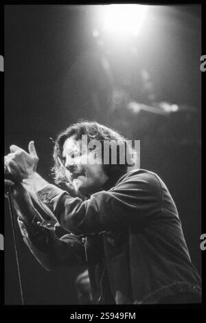 Eddie Vedder dei Pearl Jam nel The Binaural Tour live alla Cardiff International Arena CIA di Cardiff, Galles, Regno Unito il 6 giugno 2000. Questo è stato uno dei bootleg di concerto dal vivo pubblicati dalla band con il titolo "6/6/00 – Cardiff, Wales" nella raccolta di 18 compilation "Ape/Man". Foto: Rob Watkins Foto Stock
