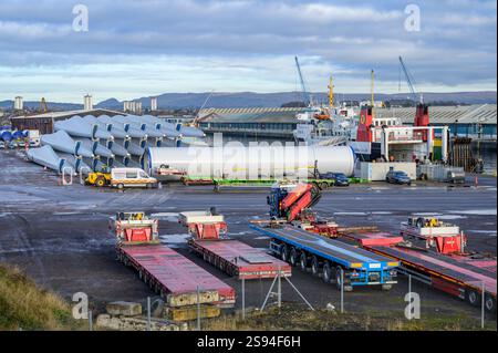 Componenti delle turbine eoliche Nordex in un deposito presso il molo King George V in attesa di essere trasportati, Braehead vicino a Glasgow, Scozia, Regno Unito, Europa Foto Stock