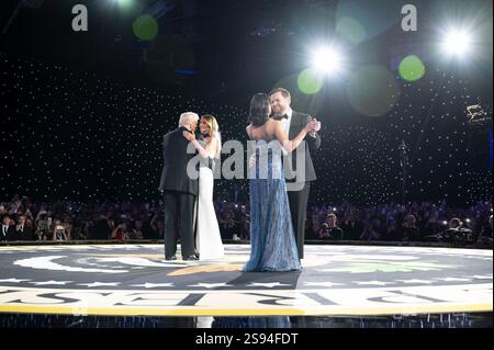 Il presidente Donald Trump e il vicepresidente JD Vance condividono un primo ballo con i loro coniugi durante il Liberty Ball al Walter E. Washington Convention Center di Washington, D.C., 20 gennaio 2025. L'evento è stato tra diversi balli ed eventi speciali come parte della 60th Presidential Inauguration. (Foto DoD di Tech. Sergente Michael Campbell) Foto Stock