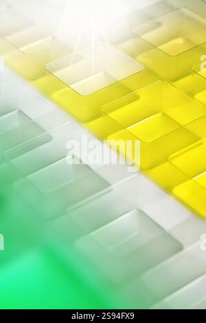 Uno stampo per termoformatura quadrato trasparente industriale realizzato in plastica come soluzione di imballaggio per prodotti industriali. Cubi in lamina su sfondo bianco. Foto Stock