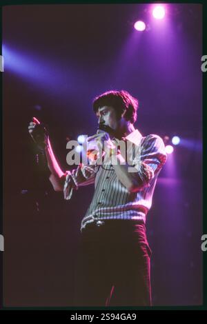 JARVIS COCKER, TOUR DI CLASSE DIFFERENTE, 1996: Jarvis Cocker della band Pulp regge un bra gettato dalla folla mentre suonava alla Cardiff International Arena CIA di Cardiff, Galles, Regno Unito, nel Different Class Tour il 21 febbraio 1996. Foto: Rob Watkins. INFO: Pulp, un gruppo musicale alternative rock britannico formato nel 1978, ha guadagnato importanza nell'era Britpop degli anni '90. Guidati da Jarvis Cocker, i loro successi come "Common People" e album come "Different Class" hanno definito il loro suono spiritoso e socialmente osservante, lasciando un segno indelebile sulla scena musicale alternativa. Foto Stock