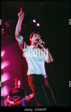 JARVIS COCKER, TOUR DI CLASSE DIFFERENTE, 1996: Jarvis Cocker della band Pulp che suona alla Cardiff International Arena CIA a Cardiff, Galles, Regno Unito, nel Different Class Tour il 21 febbraio 1996. Foto: Rob Watkins. INFO: Pulp, un gruppo musicale alternative rock britannico formato nel 1978, ha guadagnato importanza nell'era Britpop degli anni '90. Guidati da Jarvis Cocker, i loro successi come "Common People" e album come "Different Class" hanno definito il loro suono spiritoso e socialmente osservante, lasciando un segno indelebile sulla scena musicale alternativa. Foto Stock