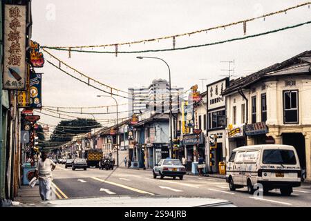 Vista lungo Serangoon Rd nella zona di Little India a Singapore, Asia, con le decorazioni del festival Deepavali (Diwali). Fotografia d'archivio scattata nel 1991. Foto Stock