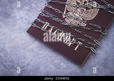 Divieto per i cittadini russi. Passaporto bloccato. Bordi chiusi. Restrizioni di viaggio per persone provenienti dalla Russia. Acquisto di biglietti all'estero. Foto Stock