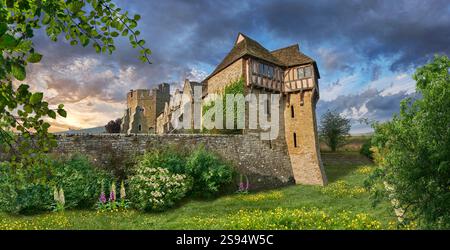 La torre nord per metà in legno costruita nel 1280 con edifici elisabettiani, Stokesay Manor Castle, Shropshire, Inghilterra Foto Stock