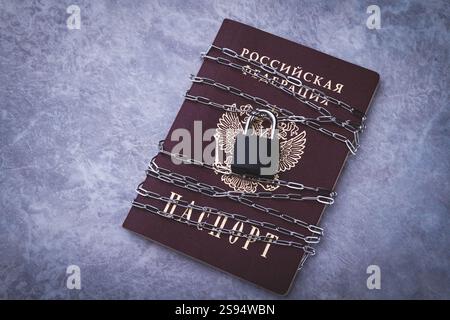 Divieto per i cittadini russi. Passaporto bloccato. Bordi chiusi. Restrizioni di viaggio per persone provenienti dalla Russia. Acquisto di biglietti all'estero. Foto Stock