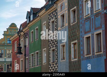 Una foto delle colorate Case dei Mercanti all'alba, a Poznan. Foto Stock