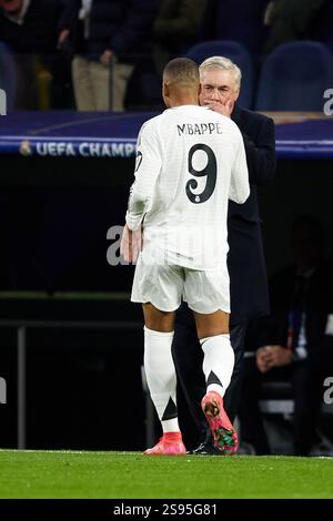 MADRID, SPAGNA - 22 GENNAIO: Kylian Mbappe del Real Madrid e Carlo Ancelotti, allenatore del Real Madrid durante la UEFA Champions League 2024/25 League P. Foto Stock
