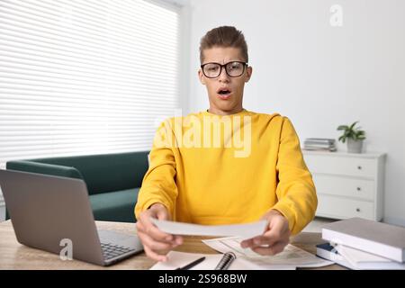 Studente emotivo che soffre di stress prima dell'esame al tavolo al chiuso Foto Stock
