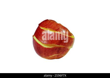 Immagine di una mela sbucciata con una buccia accanto ad essa. Foto Stock