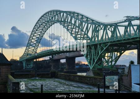 Silver Jubilee Bridge sul fiume Mersey tra Runcorn e Halton, Regno Unito Foto Stock
