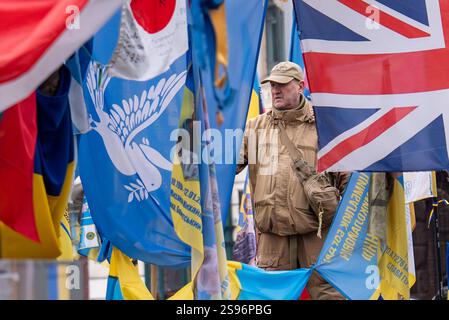 24 gennaio 2025, Kiev, Ucraina: Un uomo riflette nel sito commemorativo dei soldati persi nella guerra russo-Ucraina in piazza Maidan. 24 febbraio 2025, farà il terzo anno dell'invasione russa dell'Ucraina. (Credit Image: © Jen Golbeck/SOPA Images via ZUMA Press Wire) SOLO PER USO EDITORIALE! Non per USO commerciale! Crediti: ZUMA Press, Inc./Alamy Live News Foto Stock