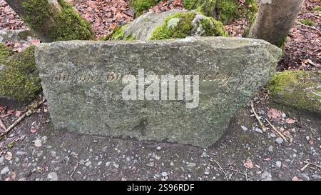 Monumento in pietra a Robert Burns nel Lower Birks Park. Vicino alla famosa passeggiata Birks of Aberfeldy, dove Robert Burns scrisse la sua canzone d'amore scozzese 1787 Foto Stock