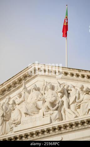 Bandiera portoghese in cima all'Assemblea della Repubblica Foto Stock