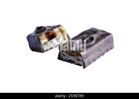 Barretta di caramelle fatta di arachidi e caramello su uno strato di torrone, con rivestimento di cioccolato. Il prodotto è rotto a metà e tirato in posizione aperta per rivelarsi all'interno. IO Foto Stock