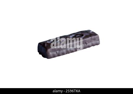 Shot di prodotto di una singola barretta di caramelle intere di arachidi e caramello su uno strato di torrone, con rivestimento di cioccolato. Isolato su sfondo bianco Foto Stock