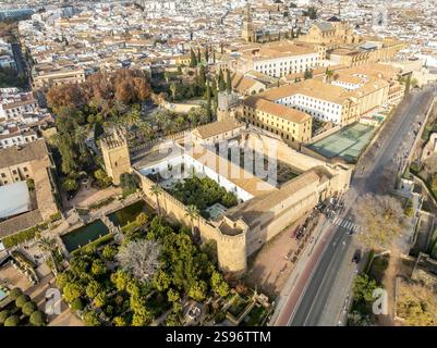 Vista aerea dell'Alcázar di Cordova. Palazzo in stile mudéjar del 1300 con giardini terrazzati, mosaici romani e torri gotiche per vedute panoramiche. Foto Stock