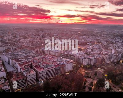 Vista aerea del centro storico di Cordova, Spagna, con il colorato cielo mattutino Foto Stock
