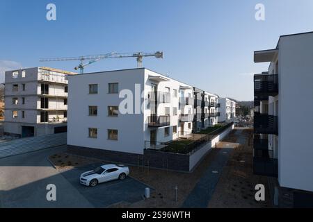 Moderni edifici di appartamenti e cantiere Foto Stock