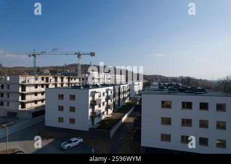 Moderni edifici di appartamenti e cantiere Foto Stock