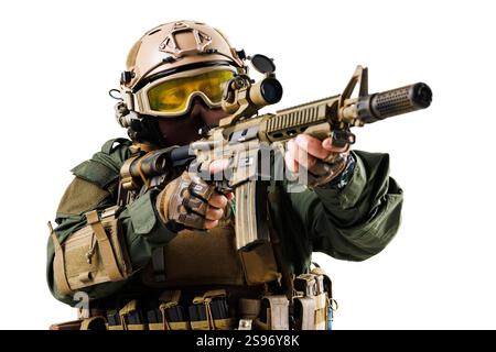 Soldato tattico dotato di moderni equipaggiamenti protettivi e fucile in una posa pronta all'azione che simboleggia la strategia militare, le operazioni di difesa e la preparazione Foto Stock