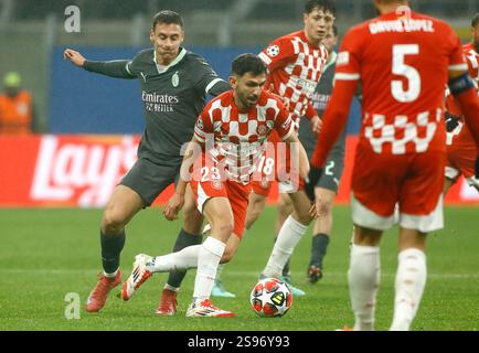 MILANO, ITALIA - 22 GENNAIO: Ivan Martín del Girona FC compete per il pallone con Filippo Terracciano del Milan, durante la fase MD7 di UEFA Champions League 2024/25 tra AC Milan e Girona FC allo Stadio San Siro il 22 gennaio 2025 a Milano. (Foto di MB Media) Foto Stock