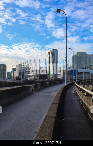 Georgia Viaduct con BC Place Stadium e Rogers Arena. Il viadotto porta i pendolari nel centro di Vancouver e si collega all'area di Strathcona. Foto Stock