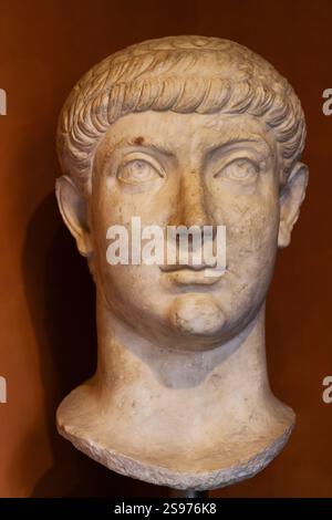 Roma, Italia - 09.12.2022: Colossale testa di Costanzo II o costante. L'antica scultura romana del busto in pietra cattura il ritratto di figure storiche Foto Stock