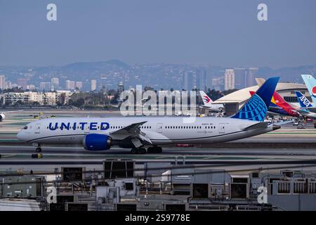 Aeroporto internazionale di Los Angeles Aeroporto 1-18-2025 Inglewood, CA USA United Airlines Boeing 787-9 N26970 arrivo al 25L all'aeroporto internazionale di Los Angeles Foto Stock