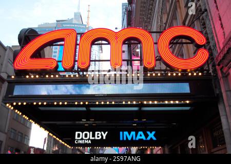 23 gennaio 2025, New York, Stati Uniti: Un cinema AMC è visto sulla 42nd Street a Manhattan, New York. (Credit Image: © Jimin Kim/SOPA Images via ZUMA Press Wire) SOLO PER USO EDITORIALE! Non per USO commerciale! Foto Stock